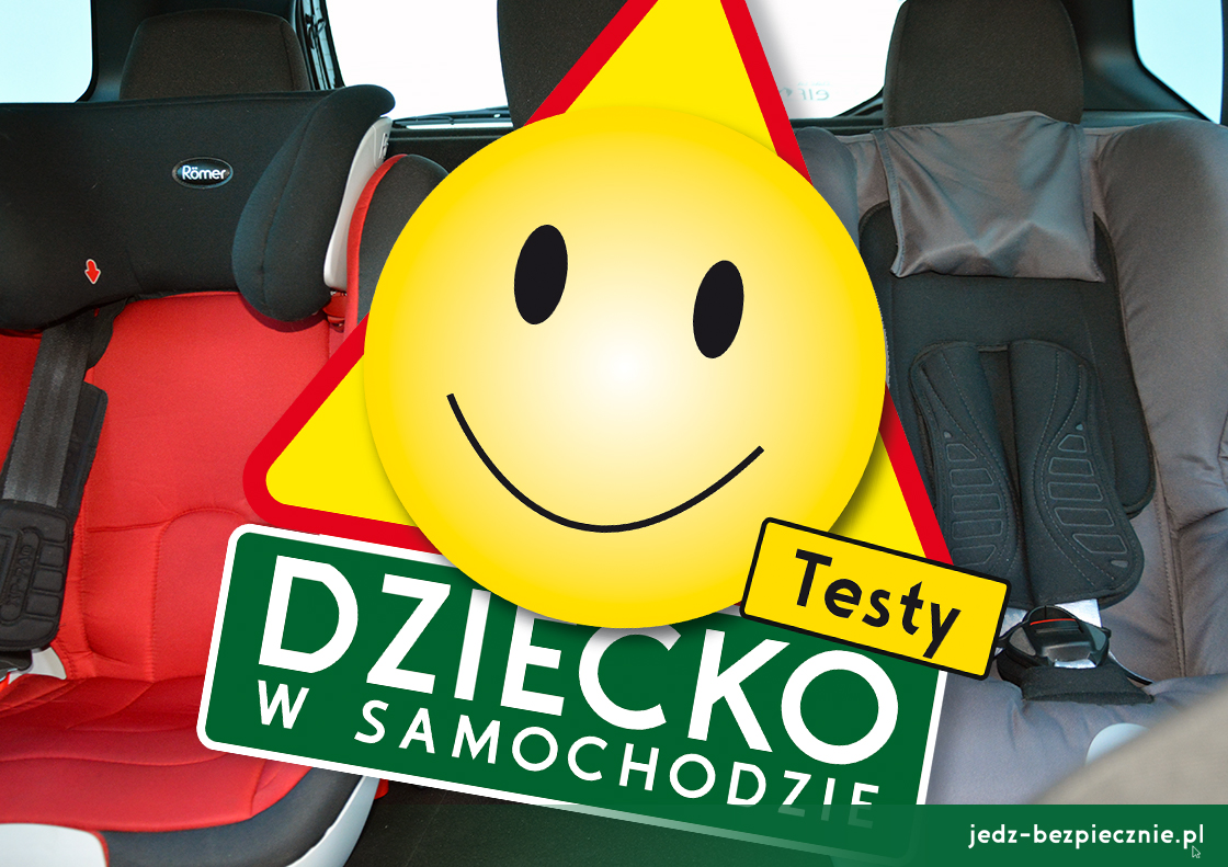 Bezpieczeństwo dzieci - Dwa foteliki i troje dzieci podróżujących na kanapie